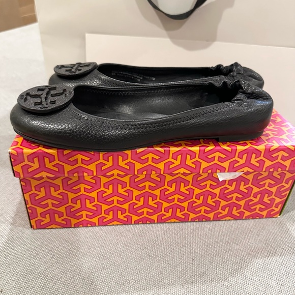Moving sale. Tory Burch Black Leather Logo Ballet Flats - Picture 4 of 6